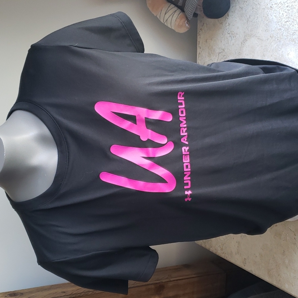 Under armour heatgear workout top. XL. Black, hot pink